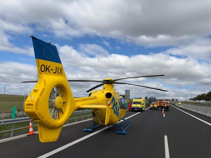 Motorkář u Mirovic narazil do svodidel. Utrpěl vážná mnohočetná poranění