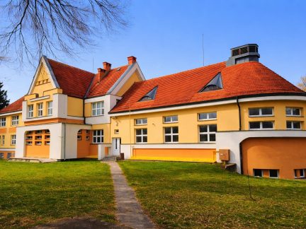 Základní škola při Dětské psychiatrické nemocnici v Opařanech slaví sto let