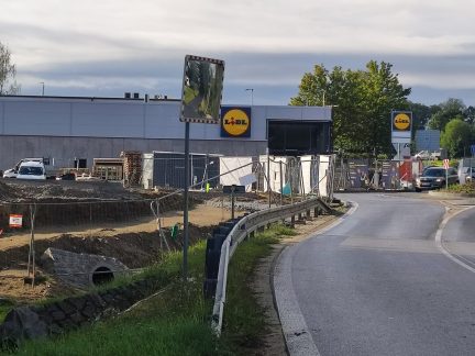 Proč Milevsko schválilo Lidlu snížení povinného ozelenění pozemku?
