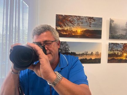 Ta výstava je pro tátu, říká fotograf Roman Růžička. Ve veselském kulturním domě vystavují spolu