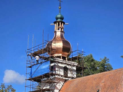 VIDEO: Nová báň dosedla na věž kostela v Domaníně. Uvnitř je nový vzkaz pro příští generace