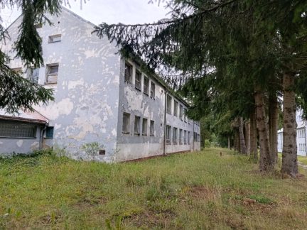 Čtvrt století bez vojáků. Areál U Sloupů se proměnil z kasáren v živou, ale neuspořádanou lokalitu