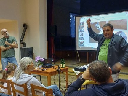 Bývalý ředitel pražské zoo a chovatel goril vyprávěli. O narození Moji i ničivé povodni