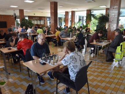 Šachový turnaj Strakonický Rumpál přilákal 58 hráčů. Vítězem se stal David Hák ze Sokola Tábor