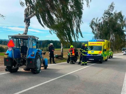 U Strmilova se při předjíždění střetl motorkář s traktorem