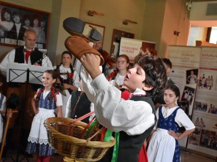 VIDEO: Hotel Zvíkov hostil setkání dětských folklorních souborů z jižních Čech