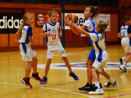 Nejmladší strakonické basketbalistky zahájily sezonu výhrou a porážkou