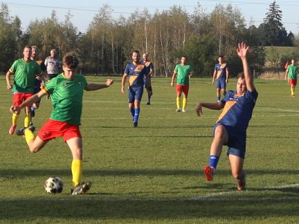 V 8. lize je po smírném šlágru těsno, o patro níž převzali vedení fotbalisté Radenína