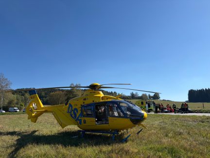 Při nehodě u Jenína se vážně zranil motorkář