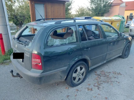 Vandal v obci Kamenný Újezd poškodil auto. Policie hledá svědky