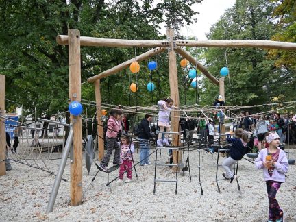 Nové hřiště na Husově náměstí v Písku už slouží dětem