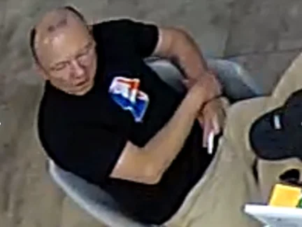 V souvislosti s krádeží batohu v Husově parku v Táboře a podvodem pátrá policie po muži z fotografie