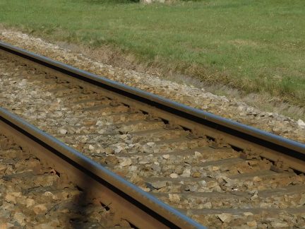 Na přejezdu u Vrcovic se střetla dodávka s vlakem
