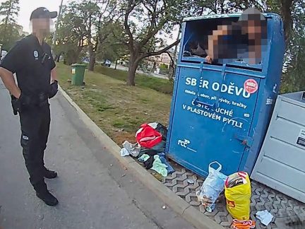 Žena v Budějovicích vybírala kontejner na oblečení