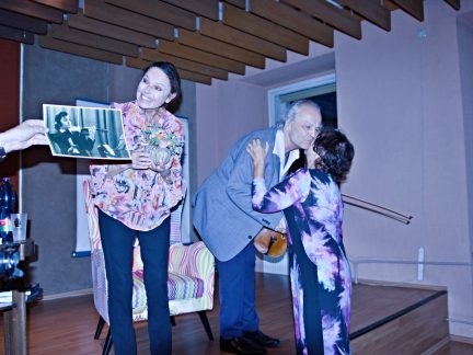 Venoušek hraje nahoře, Eva píše dole. Hudečkovi přivezli do Vodňan příběhy o umění i domově