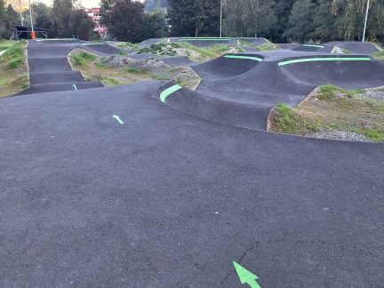 Vimperský pumptrack má nové vodicí čáry i šipky se směrem jízdy. Kvůli bezpečnosti