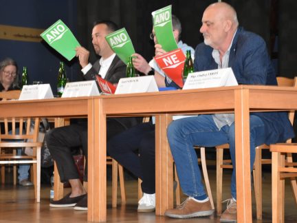 VIDEO: V Chýnově to chvílemi jiskřilo. Kompletní záznam předvolební debaty