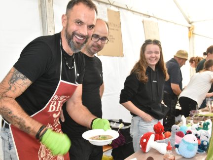 VIDEO: Jídlobraní nabídlo delikátní chutě i vůně. Do Kovářova přilákalo stovky lidí