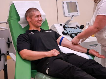 Budějovičtí strážníci a asistenti darovali krev, mezi nimi i ředitel