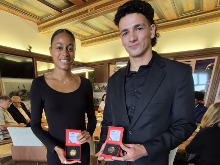 Lurdes Gloria Manuel a Matěj Vaněk si z radnice odnesli pozlacené medaile města Tábora