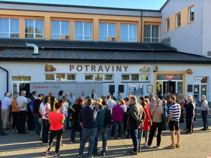 V Dražicích ode dneška nakupují v novém. Přístavbu obchodu zlevnili zapojením svépomoci na polovinu