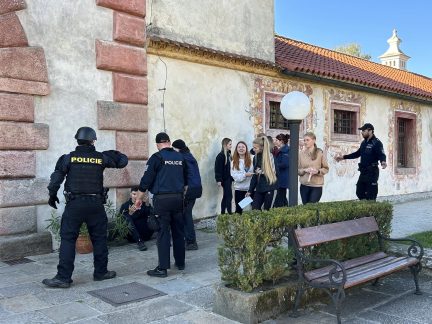 Zámek Kratochvíle obsadili policisté, hasiči a záchranáři. Cvičili postup při mimořádné události