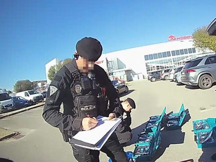 Dvojice prodávala u budějovického Uni Hobby bez povolení nářadí