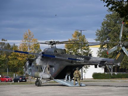 V Písku se uskutečnilo cvičení Armády ČR. Zahrnovalo i přistání vrtulníků u zimního stadionu