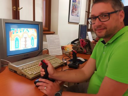 Počítačům IQ 151 se přezdívalo inteligentní topení. Vyhřívaly v zimě celou třídu