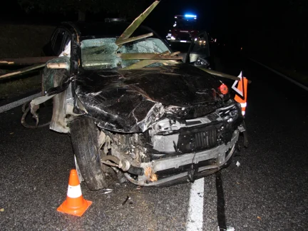 Řidič na Prachaticku proletěl ohradou. Kusy dřeva skončily uvnitř auta