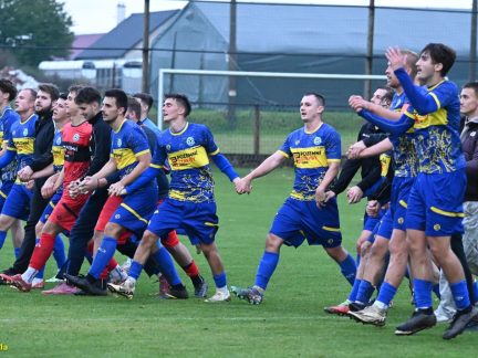 VIDEO: Tři červené karty v Dražicích vedly k prvnímu domácímu vítězství! Bohatá karetní partie nabídla i čtyři góly