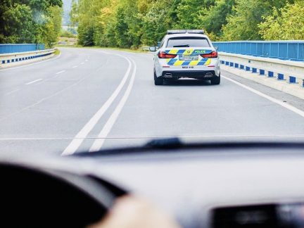 Řidička u Branné zastavila uprostřed silnice. Nadýchala přes čtyři promile