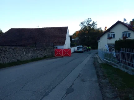 Tragédie v Jiníně: Skateboardista zemřel po nárazu do zdi domu