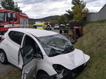 Tři zranění po čelním střetu aut na Krumlovsku