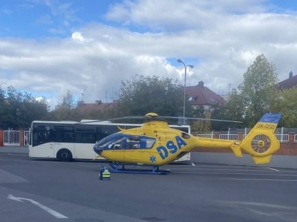 Na autobusovém nádraží v Písku přistál vrtulník. Přiletěl pro zraněného cyklistu