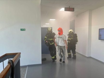 Studenti strakonického gymnázia cvičili, jak zvládnout požár ve škole