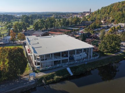 Nový zimní stadion v Hluboké už má svou podobu. Stavbu ozdobila tradiční glajcha