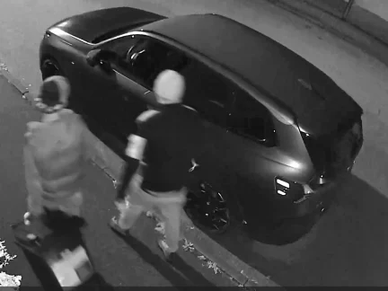 VIDEO: Mladíci v Nemanicích poškodili auto a ukradli popelnice