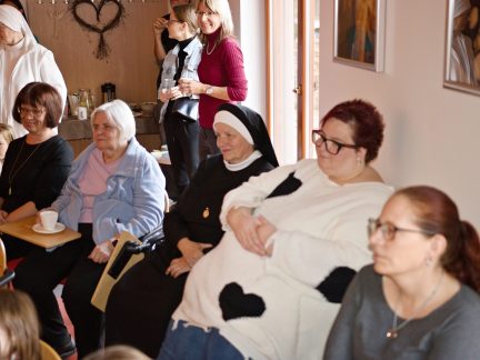 Papuče jako symbol domova. V Prachaticích zazněla hudba i příběhy hospicové péče