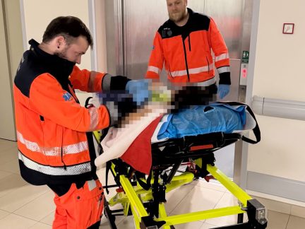 Miminko chvátalo na svět. Žena z Krumlovska porodila v sanitě