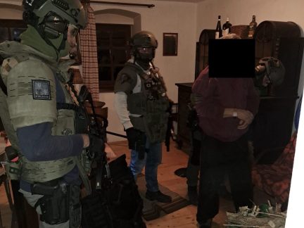 Zastřelím soudce i úředníky, vyhrožoval muž ze Strakonicka. Přišla si pro něj zásahovka