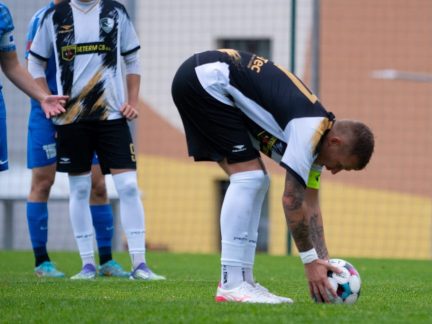 Dvě chybné penalty, nesprávná červená i přehlédnutá surová hra. Komise trestala rozhodčí