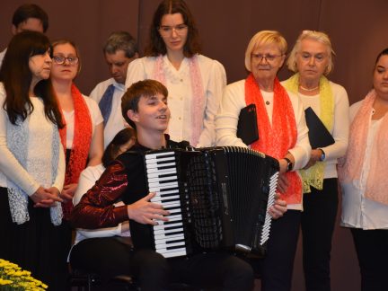 Koncert sboru nevidomých a slabozrakých v Táboře zpestřil recitál akordeonisty Járy Pokuty. Zazpíval i vozíčkář Josef Čechtický