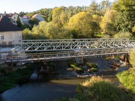 Nový most ve Stráži nad Nežárkou dostává svou podobu