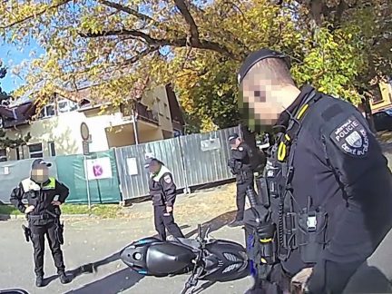 Mladíci na skútru ujížděli strážníkům po Budějovicích. Zastavil je pracovník vězeňské služby