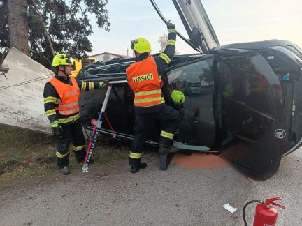 U Bujanova se střetla dvě auta. Provoz je řízen kyvadlově