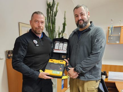 Jindřichohradečtí strážníci mají nový defibrilátor