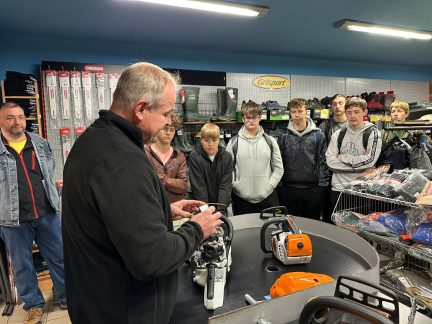 V Milevsku předváděli péči o pily i nová elektrokola. Děti tvořily z přírodnin a lidé nakupovali se slevou