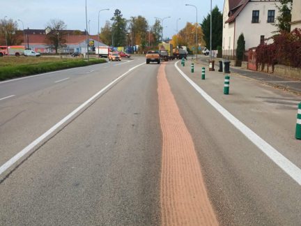 Řidiči, pozor. Z auta v Jindřichově Hradci unikly provozní kapaliny