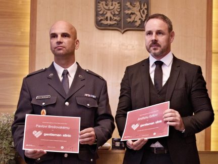 Největší radost měli, když dítě začalo křičet. V Netolicích ocenili zachránce rodiny
